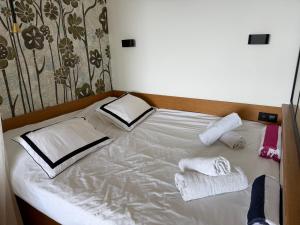 Postel nebo postele na pokoji v ubytování CENTER BAY