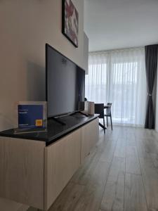 TV a/nebo společenská místnost v ubytování Home23Jesolo! Beach, Parking and Bikes included