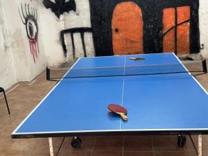 una mesa de ping pong con una pelota de ping pong. en Villa Ebe - Casa indipendente con giardino, en Torre Annunziata