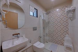 A bathroom at Villa Euphoria Resort at Statue of Unity