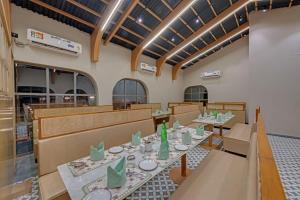 A restaurant or other place to eat at Villa Euphoria Resort at Statue of Unity