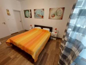Posteľ alebo postele v izbe v ubytovaní Apartments and Rooms King