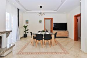 TV a/nebo společenská místnost v ubytování Eleon Villa by Booking Kottas