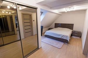 Ένα ή περισσότερα κρεβάτια σε δωμάτιο στο Apartamentai Pervalkoje
