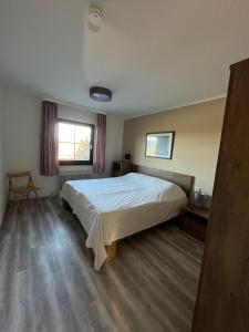 Postel nebo postele na pokoji v ubytování Lechbruck am See Feriendorf Hochbergle Haus 7