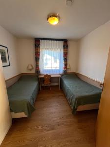 Postel nebo postele na pokoji v ubytování Lechbruck am See Feriendorf Hochbergle Haus 7