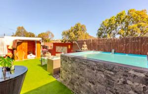 a backyard with a swimming pool and a fence at Flor de Loto Tantralove in Aguatona