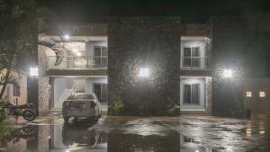 奇帕塔The Horizon view Lodge的晚上停在建筑物前的汽车