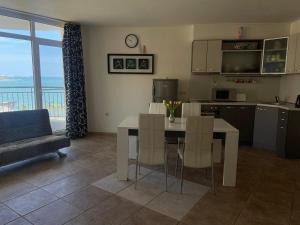 Η κουζίνα ή μικρή κουζίνα στο The Royal Bay Hideaway Studio +6 φωτογραφίες