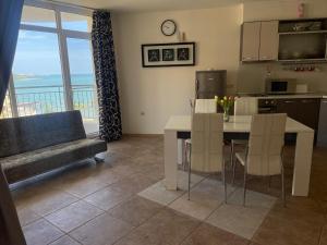 Η κουζίνα ή μικρή κουζίνα στο The Royal Bay Hideaway Studio