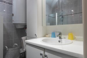 Un baño con un lavabo blanco y un espejo. en Gilles 124, en Ostende 19 fotos más
