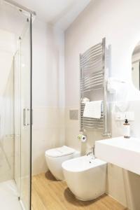 Ένα μπάνιο στο GENESI Suites