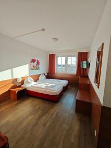 Postel nebo postele na pokoji v ubytování OEKOTEL Traiskirchen