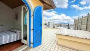 Postel nebo postele na pokoji v ubytování P057 - Porto Recanati, nuovo quadrilocale con terrazzo vista mare