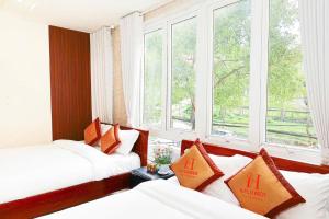 Postel nebo postele na pokoji v ubytování H Flower Hotel Đà Lạt - An An Hotel cũ