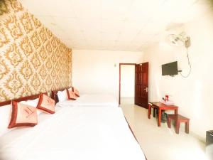 Postel nebo postele na pokoji v ubytování H Flower Hotel Đà Lạt - An An Hotel cũ