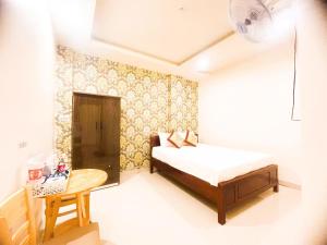 Postel nebo postele na pokoji v ubytování H Flower Hotel Đà Lạt - An An Hotel cũ