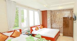 Postel nebo postele na pokoji v ubytování H Flower Hotel Đà Lạt - An An Hotel cũ