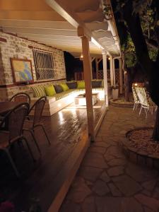 Patio nebo venkovní prostory v ubytování Nikos Stone House 80m from the beach with wifi