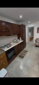 une cuisine avec une cuisinière et un comptoir dans l'établissement Home Liuccia, à Palerme