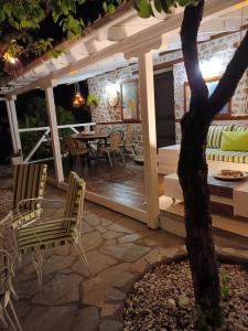 Zahrada ubytování Nikos Stone House 80m from the beach with wifi