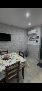 - une salle à manger avec une table et des chaises dans l'établissement Home Liuccia, à Palerme