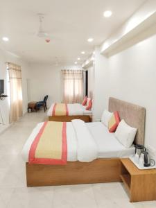 Postel nebo postele na pokoji v ubytování Hotel Star Lite -Near Delhi Airport