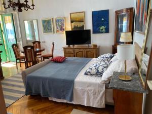 a bedroom with a bed and a table with a lamp at studio s balkonom 10 metara od mora in Opatija