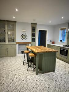 Dapur atau dapur kecil di Lynwood House, private 5 bed 4 bath with large drive