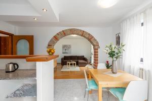 Kuchyň nebo kuchyňský kout v ubytování Silvia Sea View Funtana