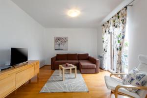 TV a/nebo společenská místnost v ubytování Silvia Sea View Funtana