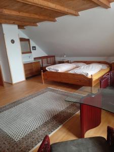 Un dormitorio con una cama y una mesa de cristal. en Chata Salicka Bozkov, en Bozkovska 48 fotos más