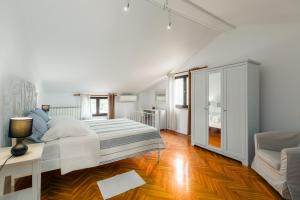 Postel nebo postele na pokoji v ubytování Silvia Sea View Funtana + 20 fotografií