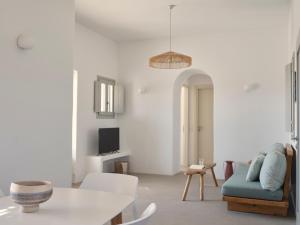 TV a/nebo společenská místnost v ubytování Mosaic Villas, Paros