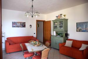 マツァーラ・デル・ヴァッロにあるSara Relax Homeの赤いソファ2つとテーブルのあるリビングルーム