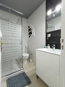 Un baño con ducha, lavabo e inodoro. en Weisshorn Bungalow 40, en Maspalomas