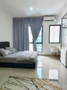 Un dormitorio con una cama y una ventana grande. en AR Studio Alinea suites, en Shah Alam