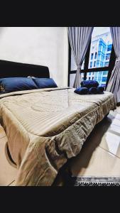 1 dormitorio con 1 cama grande con almohadas azules en AR Studio Alinea suites, en Shah Alam 26 fotos más
