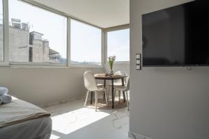 A television and/or entertainment centre at Heart Of Athens Apartments