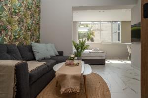A seating area at Heart Of Athens Apartments