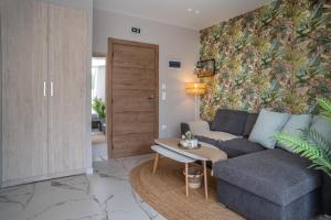 A seating area at Heart Of Athens Apartments