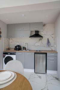 A kitchen or kitchenette at Heart Of Athens Apartments