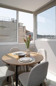A seating area at Heart Of Athens Apartments