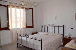 マツァーラ・デル・ヴァッロにあるSara Relax Homeのベッドルーム1室(ベッド1台、窓、鏡付)