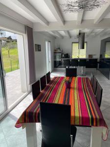 a dining room with a table and chairs at Charmante maison basque entre ville et campagne in Arcangues