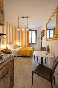 A bed or beds in a room at Giardino Giusti House & Court