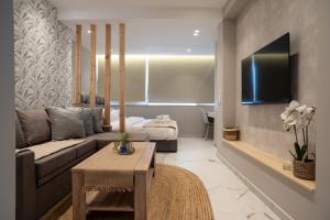 A television and/or entertainment centre at Heart Of Athens Apartments