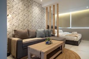 A seating area at Heart Of Athens Apartments