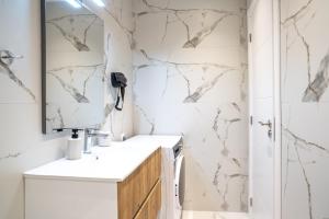 A bathroom at Heart Of Athens Apartments