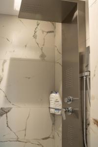 A bathroom at Heart Of Athens Apartments